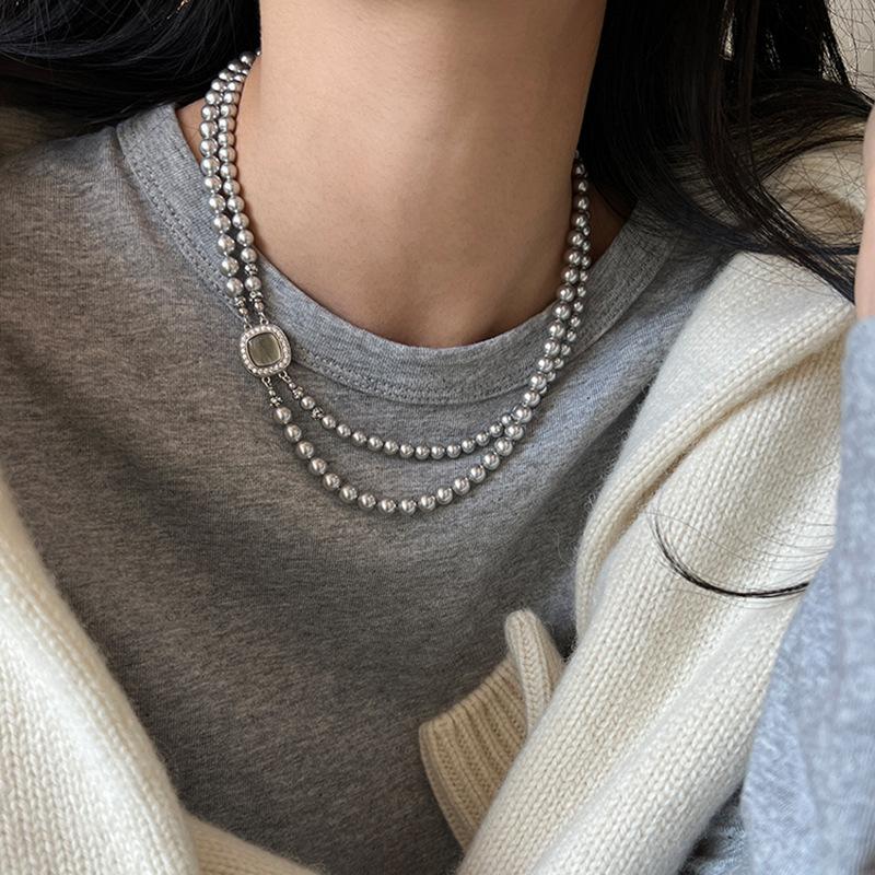 Zircon double-layer pearl square necklace light luxury niche versatile collarbone chain fashionable and elegant high-end necklace
Zircon double-layer pearl square necklace light luxury niche versatile collarbone chain fashionable and elegant high-end necklace