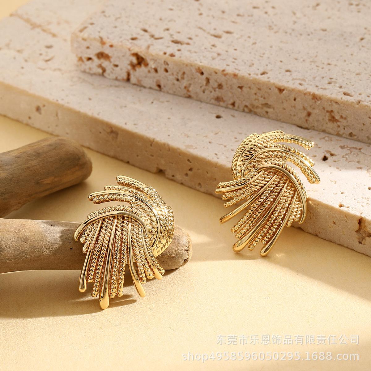 Gold Retro Irregular Shaped Stainless Steel Stud Earrings for Women – Trendy and Exaggerated European and American Style золотой
Gold Retro Irregular Shaped Stainless Steel Stud Earrings for Women – Trendy and Exaggerated European and American Style золотой