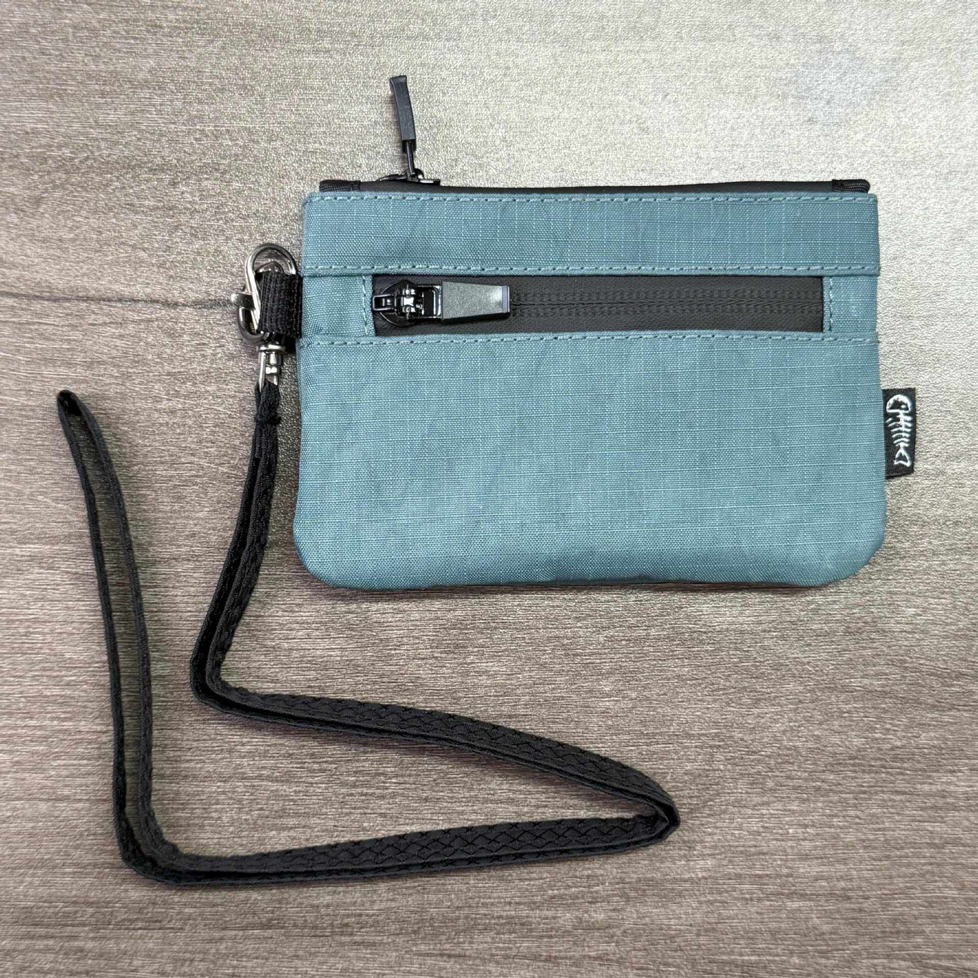 Casual Mens and Women Fashion Subway Bus ID Cards Holder Outdoor Sports Keys Pocket Money Zipper Wallet Portable Pouch with Lanyard синій
Casual Mens and Women Fashion Subway Bus ID Cards Holder Outdoor Sports Keys Pocket Money Zipper Wallet Portable Pouch with Lanyard синій