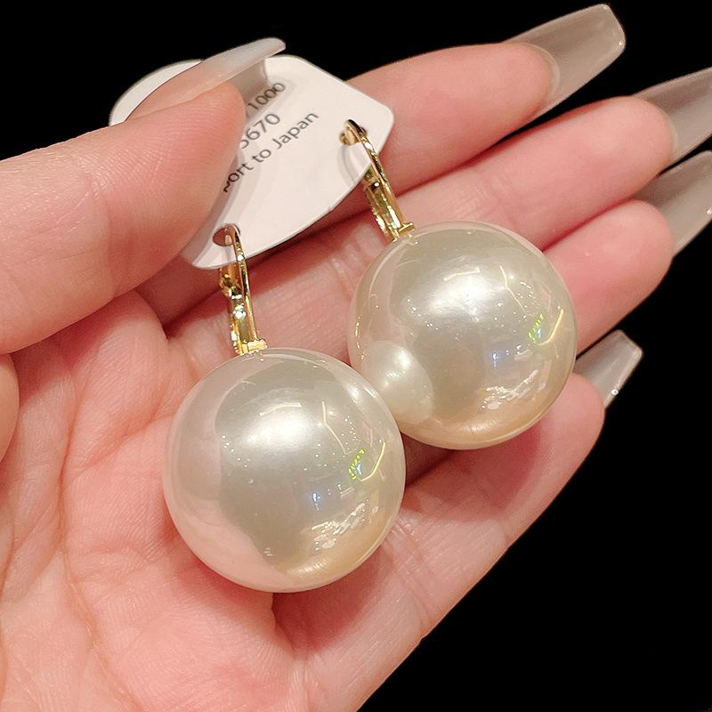 French large pearl ear buckle new autumn and winter earrings retro high-end exaggerated temperament earrings women
French large pearl ear buckle new autumn and winter earrings retro high-end exaggerated temperament earrings women