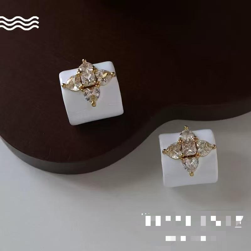 New Vintage Ankola Red Clover Earrings Brass Zircon Antique Enamel білий
New Vintage Ankola Red Clover Earrings Brass Zircon Antique Enamel білий
