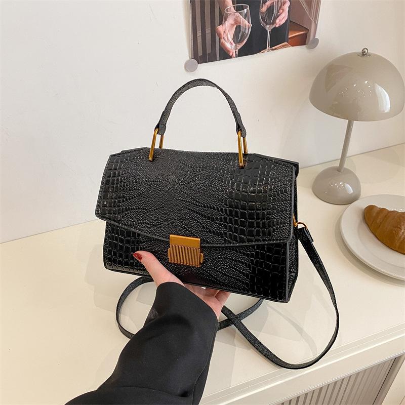 Нишевая женская сумка-тоут высокого класса с узором под крокодила, новая коллекция 2025 года, легкая роскошная ретро портативная сумка-мессенджер чёрный
Нишевая женская сумка-тоут высокого класса с узором под крокодила, новая коллекция 2025 года, легкая роскошная ретро портативная сумка-мессенджер чёрный