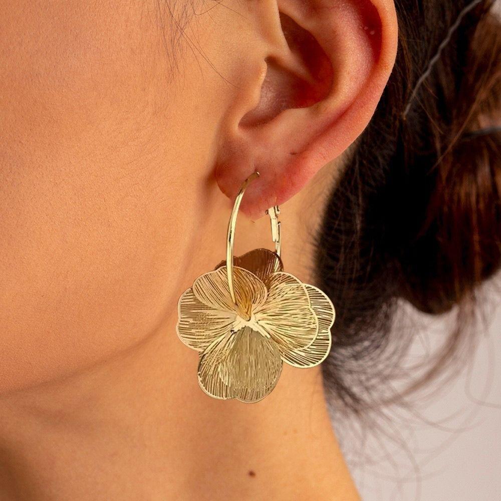 Hollow Golden Hoop Earrings Double-Layer Statement Jewelry Gift Metal Floral Earrings for Women
Hollow Golden Hoop Earrings Double-Layer Statement Jewelry Gift Metal Floral Earrings for Women