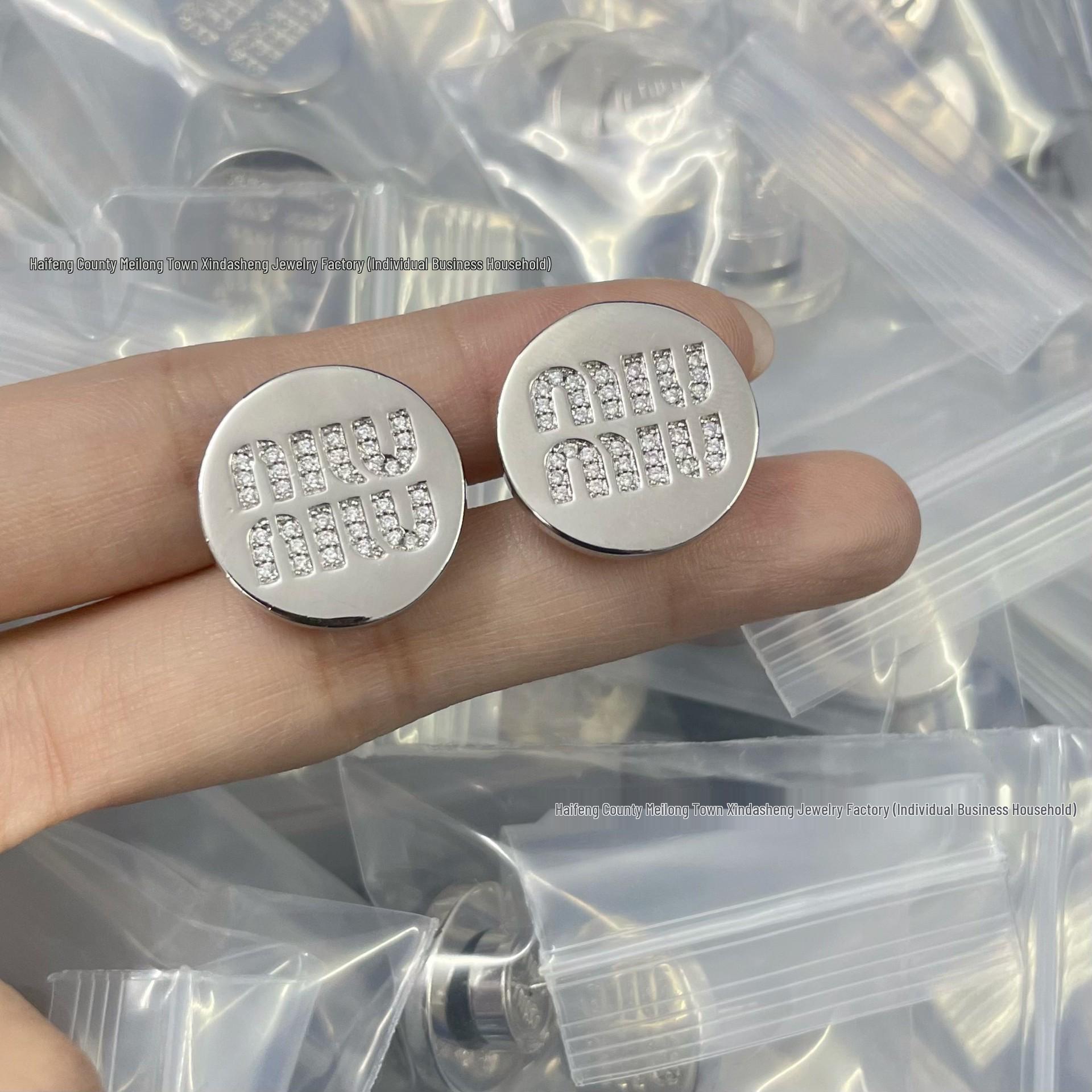 Серьги-пусеты Miu Miu Сердце Эмаль - Женская Мода Универсальные Высокая Версия Ювелирные Изделия с Буквами Miu
Серьги-пусеты Miu Miu Сердце Эмаль - Женская Мода Универсальные Высокая Версия Ювелирные Изделия с Буквами Miu