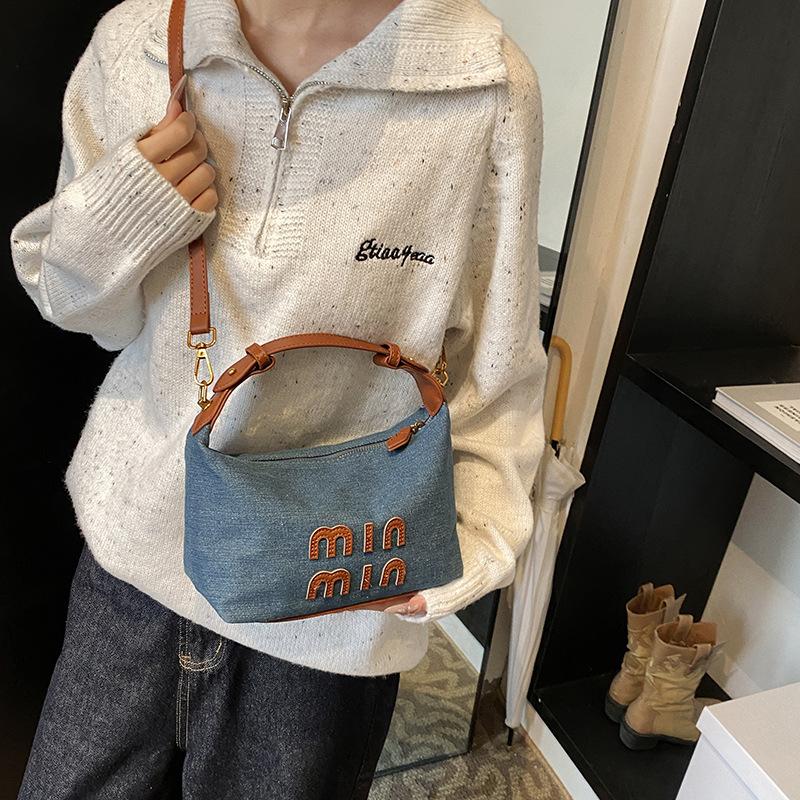 Премиальная женская сумка 2025 года, новая модная повседневная простая универсальная маленькая квадратная сумка, фактура, женская сумка-мессенджер 21*10*13 светло-синий
Премиальная женская сумка 2025 года, новая модная повседневная простая универсальная маленькая квадратная сумка, фактура, женская сумка-мессенджер 21*10*13 светло-синий