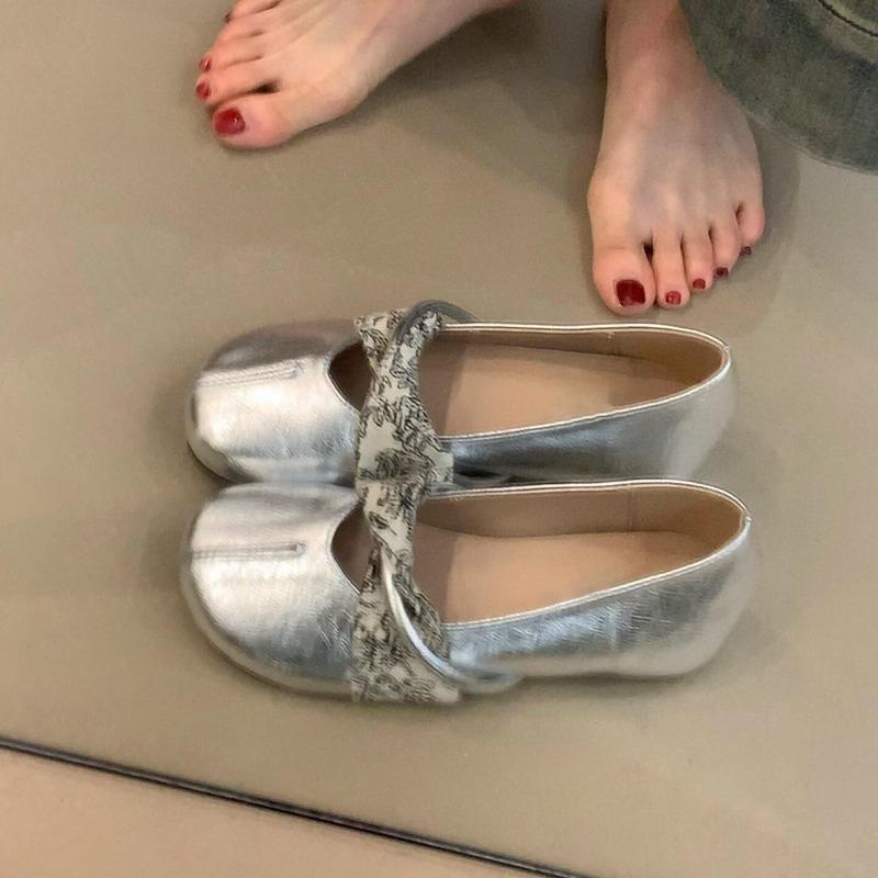 Soft leather version~ Ballet style round head small single shoes women s one-pedal inner height increase shallow mouth flat Mary Jane shoes 35 серебряный
Soft leather version~ Ballet style round head small single shoes women s one-pedal inner height increase shallow mouth flat Mary Jane shoes 35 серебряный