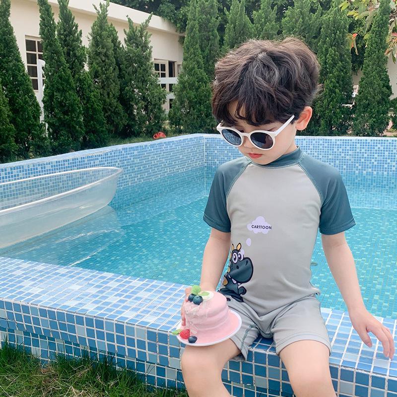 2025 Boys Trendy Dinosaur Tail Swimsuit - Cute Child s Split Square Leg Swimwear (S, M, L) 130 cm серый
2025 Boys Trendy Dinosaur Tail Swimsuit - Cute Child s Split Square Leg Swimwear (S, M, L) 130 cm серый