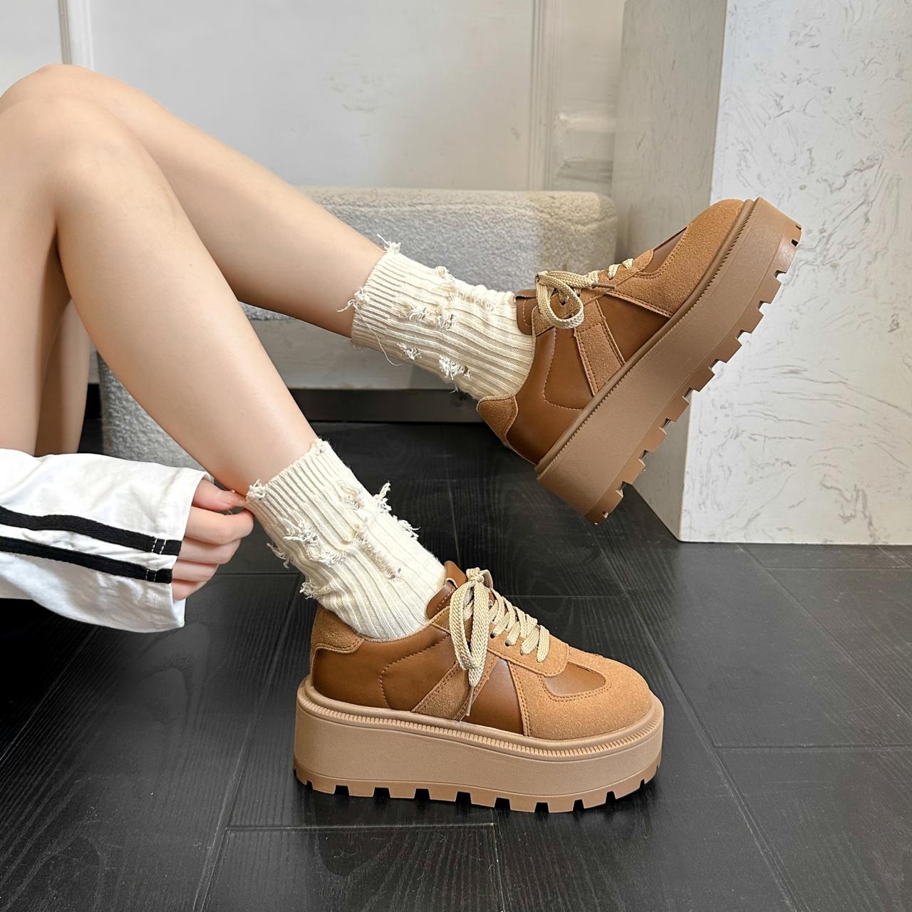 Осенняя мягкая и удобная женская обувь на толстой подошве 2024 года. Модные и универсальные повседневные кроссовки с цветными блоками на толстой подошве. 40 коричневый
Осенняя мягкая и удобная женская обувь на толстой подошве 2024 года. Модные и универсальные повседневные кроссовки с цветными блоками на толстой подошве. 40 коричневый