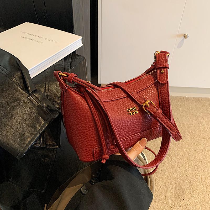 Ретро высококачественная текстура модная сумка-пельмень через плечо 2025 новая осенняя простая повседневная одноплечевая подмышечная женская сумка красный
Ретро высококачественная текстура модная сумка-пельмень через плечо 2025 новая осенняя простая повседневная одноплечевая подмышечная женская сумка красный