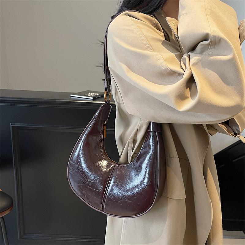 Популярная в этом году женская сумка 2025 новая модная высококлассная с чувством зарубежного стиля на плечо подмышку ретро универсальная сумка-мессенджер 23*7*23
Популярная в этом году женская сумка 2025 новая модная высококлассная с чувством зарубежного стиля на плечо подмышку ретро универсальная сумка-мессенджер 23*7*23