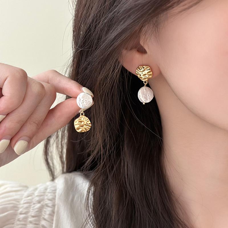 Pearl pleated oval earrings French retro court stud earrings fashion temperament high-end earrings
Pearl pleated oval earrings French retro court stud earrings fashion temperament high-end earrings