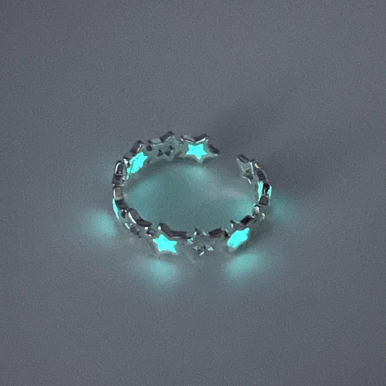 Кольцо-звезда, светящееся в темноте: Креативный светящийся аксессуар для студентов и студенток, чтобы оживить ваш стиль! Adjustable
Кольцо-звезда, светящееся в темноте: Креативный светящийся аксессуар для студентов и студенток, чтобы оживить ваш стиль! Adjustable