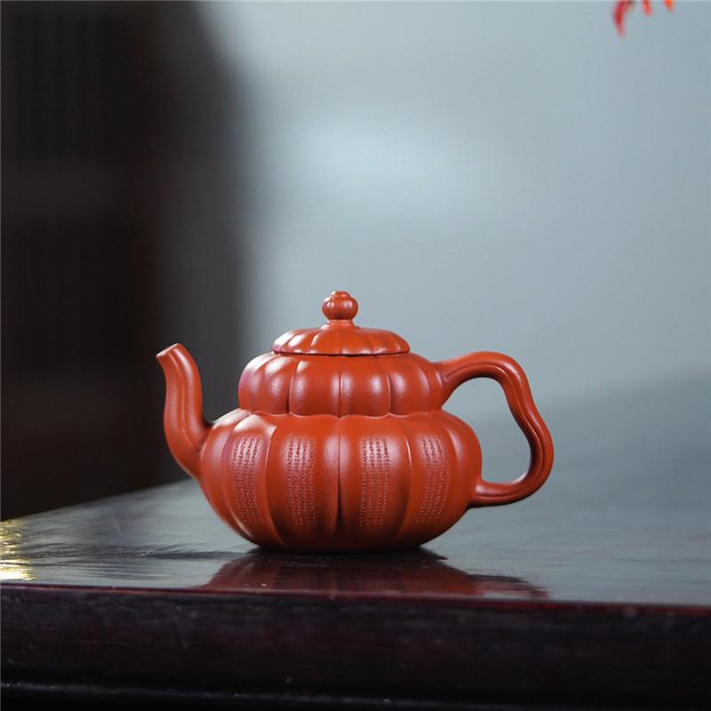 260ml Creative Yixing Purple Clay Teapots Handmade Calabash Pot Raw Ore Zhu Mud Tea Making Kettle Zisha Tea Set Tea Items Craft
260ml Creative Yixing Purple Clay Teapots Handmade Calabash Pot Raw Ore Zhu Mud Tea Making Kettle Zisha Tea Set Tea Items Craft