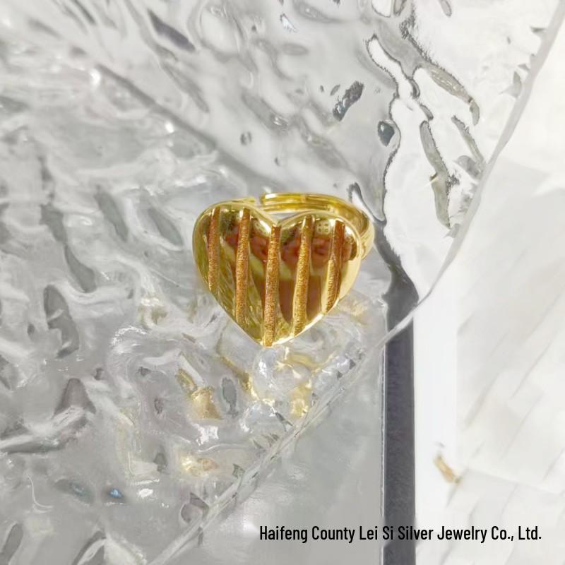 Комплект колье из барочного жемчуга в форме сердца и съемных серег с кольцом
Комплект колье из барочного жемчуга в форме сердца и съемных серег с кольцом