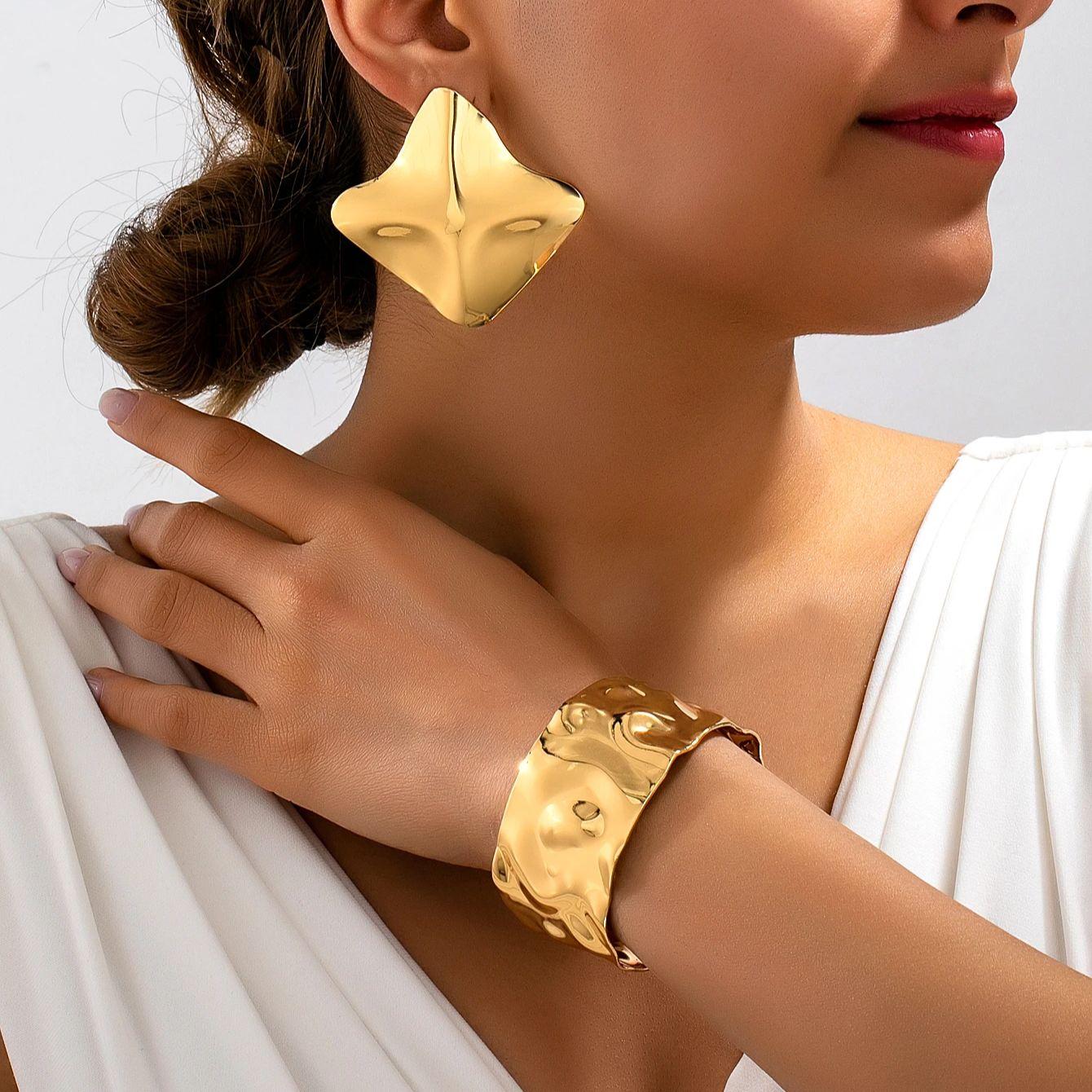 Three-Piece Set of Women s Fashion Jewelry Set, Bohemian Style Simple Metal Hammered Texture Bracelet and Earring Set, Adjustable Open Bracelet, Sui
Three-Piece Set of Women s Fashion Jewelry Set, Bohemian Style Simple Metal Hammered Texture Bracelet and Earring Set, Adjustable Open Bracelet, Sui