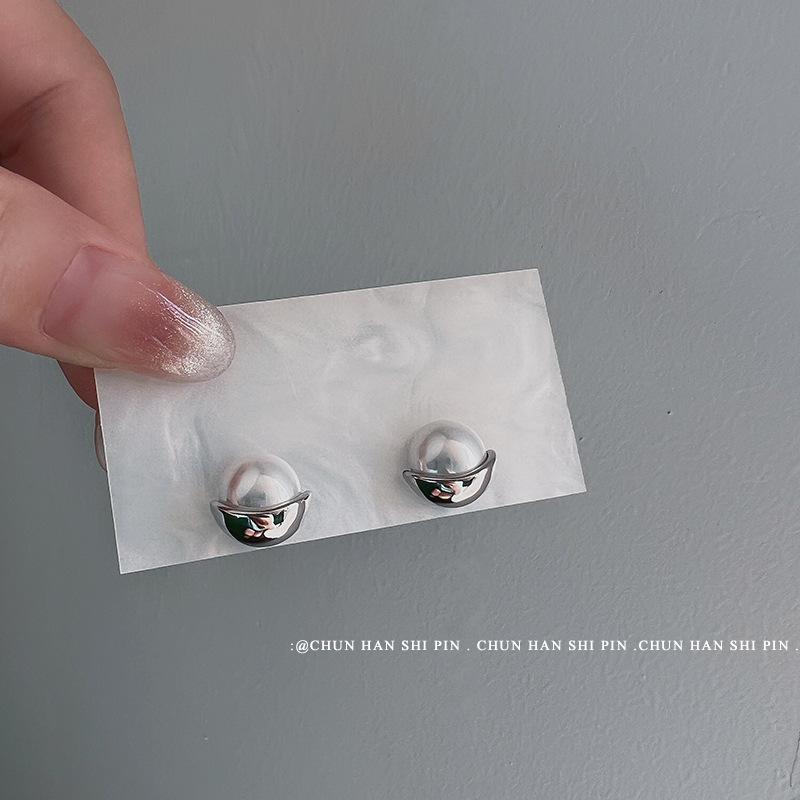 Pearl ear clips, niche design, simple and versatile mosquito coil disc earrings, no earholes, high-end metal earrings.
Pearl ear clips, niche design, simple and versatile mosquito coil disc earrings, no earholes, high-end metal earrings.