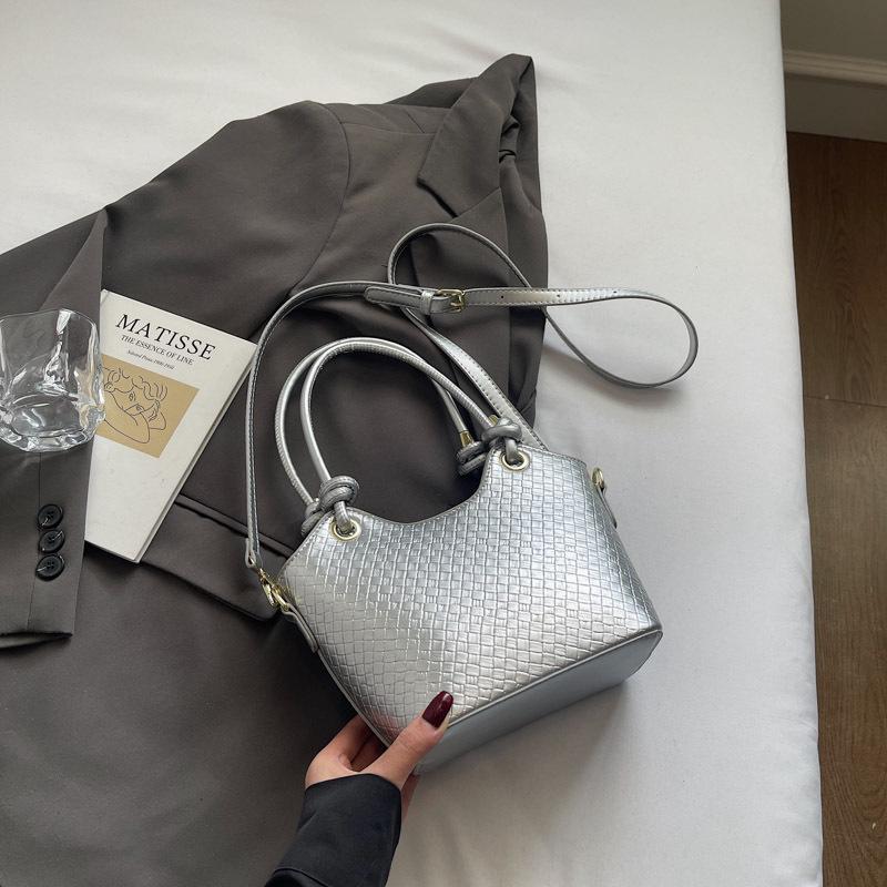 This year s popular small bag women s summer 2025 new fashion messenger bag niche design Korean version bucket bag серебряный
This year s popular small bag women s summer 2025 new fashion messenger bag niche design Korean version bucket bag серебряный