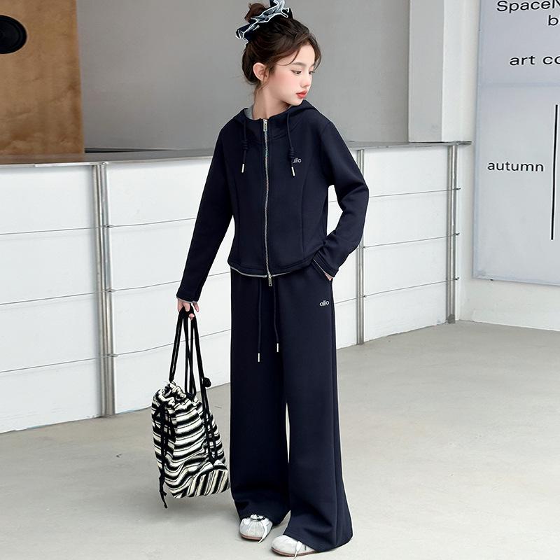 Новый модный комплект из двух предметов для девочек 2025: куртка с капюшоном и брюки широкого кроя для весны и осени 160 cm темно-синий
Новый модный комплект из двух предметов для девочек 2025: куртка с капюшоном и брюки широкого кроя для весны и осени 160 cm темно-синий