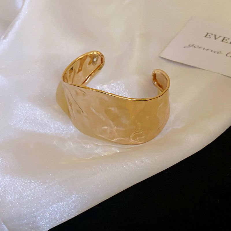 European and American Style Irregular Open Bracelet, New Arm Ring, Silver High-End Arm Band, Minimalist Metal Unique Hand Accessory Gold-Irregular
European and American Style Irregular Open Bracelet, New Arm Ring, Silver High-End Arm Band, Minimalist Metal Unique Hand Accessory Gold-Irregular