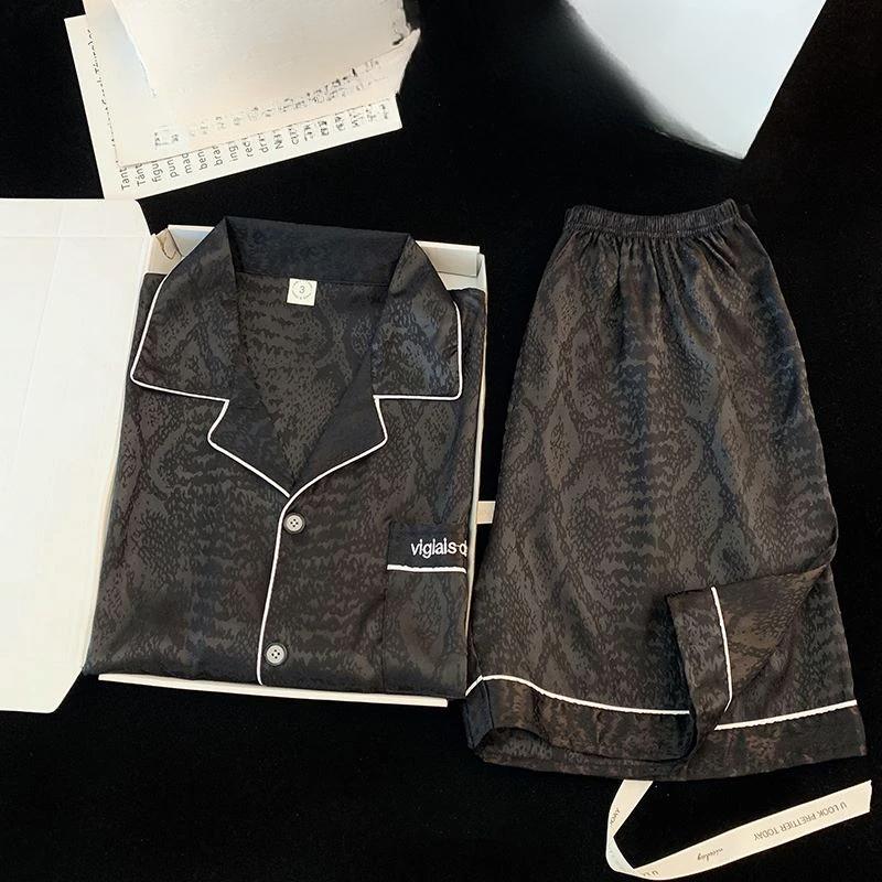 Пижама женская в европейском американском стиле с полосатым принтом под змею, элегантная, модная, с коротким рукавом и шортами, комплект из 2 предметов XXL чёрный
Пижама женская в европейском американском стиле с полосатым принтом под змею, элегантная, модная, с коротким рукавом и шортами, комплект из 2 предметов XXL чёрный