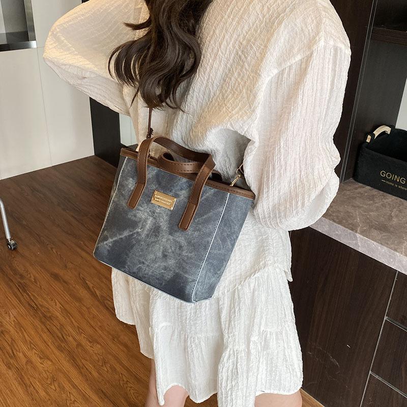 Popular retro simple splicing pendant casual pendant crossbody shoulder portable bucket bag women
Popular retro simple splicing pendant casual pendant crossbody shoulder portable bucket bag women