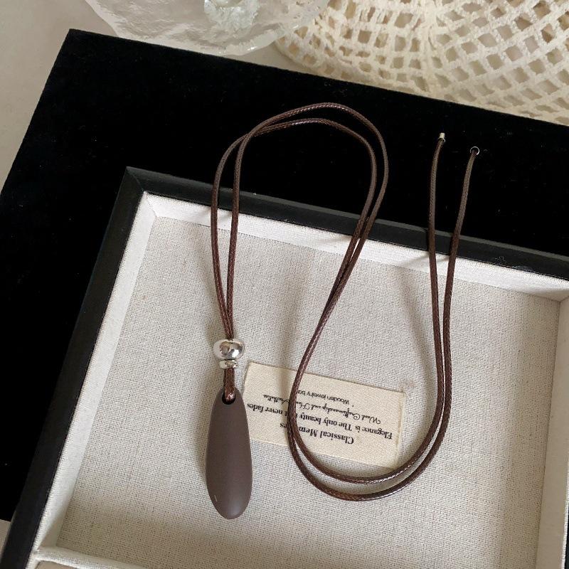 New Metal Long Water Drop Pendant Necklace for Women Girls Long Sweater Leather Rope Chain Fashion Jewelry Gifts коричневий
New Metal Long Water Drop Pendant Necklace for Women Girls Long Sweater Leather Rope Chain Fashion Jewelry Gifts коричневий