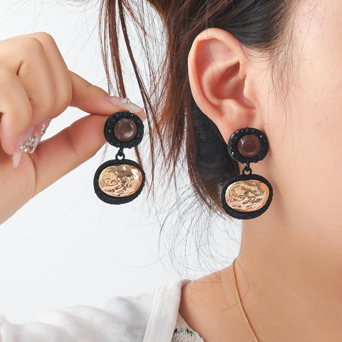 Модные серьги-подвески для женщин золотой
Модные серьги-подвески для женщин золотой