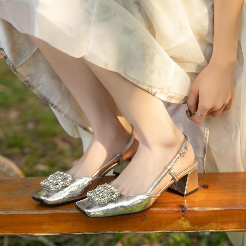 Fairy Feng Shui Diamond Square Buckle Baotou Middle Heel Sandals Female Summer New Square Head Empty Skirt 40 срібний
Fairy Feng Shui Diamond Square Buckle Baotou Middle Heel Sandals Female Summer New Square Head Empty Skirt 40 срібний