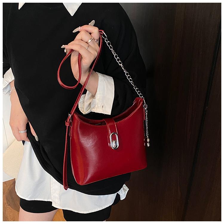 Niche bucket bag 2025 new popular messenger bag shoulder underarm bag high fashion versatile women s bag
Niche bucket bag 2025 new popular messenger bag shoulder underarm bag high fashion versatile women s bag