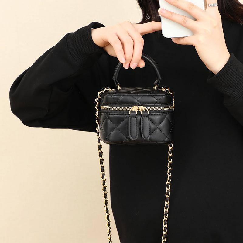Women s Fashion New Single Shoulder Bag High-end Small Square Bag Versatile Niche Crossbody Genuine Leather Women s Bag Black Small Size
Women s Fashion New Single Shoulder Bag High-end Small Square Bag Versatile Niche Crossbody Genuine Leather Women s Bag Black Small Size