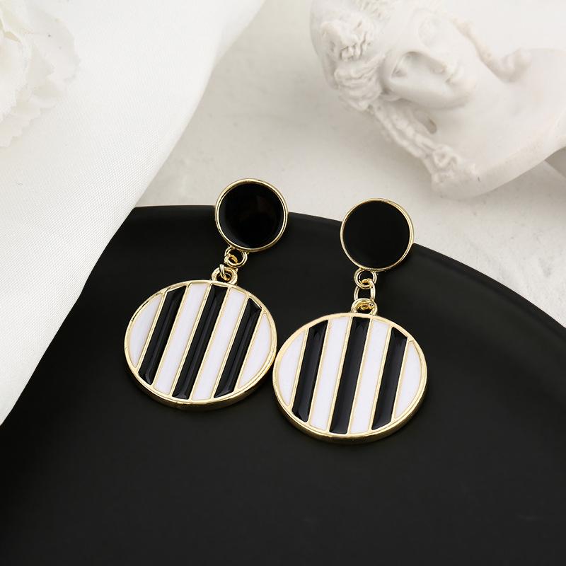 Black & White Striped Round Dangle Earrings - Korean Fashion, Versatile, High-End Jewelry
Black & White Striped Round Dangle Earrings - Korean Fashion, Versatile, High-End Jewelry