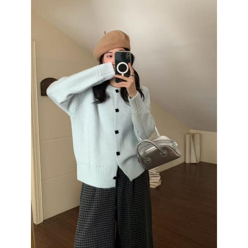 Autumn and winter new round neck single-breasted simple dopamine color thickened loose knitted sweater jacket women average size светло-синий
Autumn and winter new round neck single-breasted simple dopamine color thickened loose knitted sweater jacket women average size светло-синий