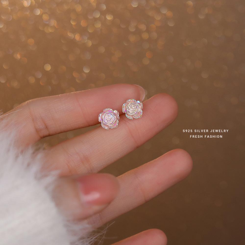 925 Sterling Silver French Retro Transparent White Rose Mini Earrings for Women Elegant Sweet Party Jewelry Accessories
925 Sterling Silver French Retro Transparent White Rose Mini Earrings for Women Elegant Sweet Party Jewelry Accessories