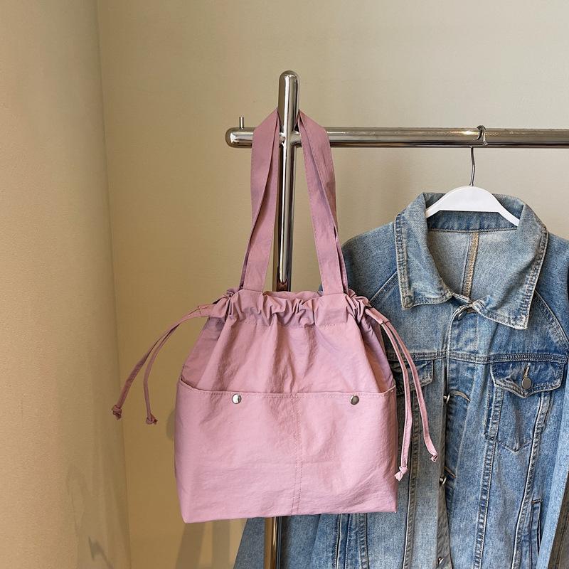 Легкая нейлоновая тканевая сумка женская 2025 новая простая наплечная сумка сумочка модная сумка-ведро на шнурке розовый
Легкая нейлоновая тканевая сумка женская 2025 новая простая наплечная сумка сумочка модная сумка-ведро на шнурке розовый