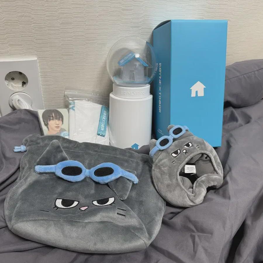 !! Срочный!! Мы продаем товары с лайтстиком Boynext Door.
!! Срочный!! Мы продаем товары с лайтстиком Boynext Door.