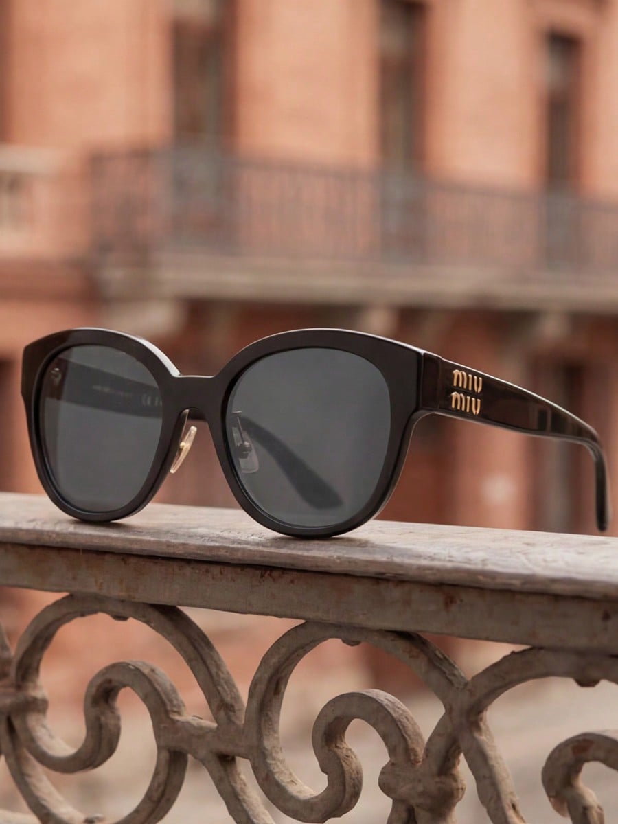 Miu Miu SMU01Z Classic Sunglasses чорний
Miu Miu SMU01Z Classic Sunglasses чорний