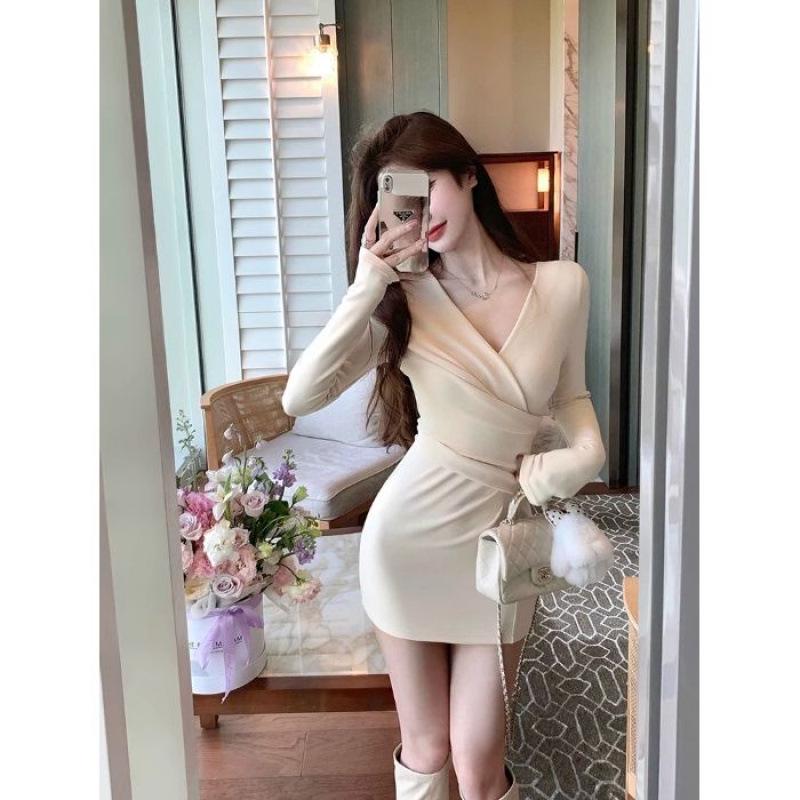French Pure Desire Slim V-neck Dress - Feminine, Waist-Cinching, Hip-Hugging Short Skirt, Perfect for Winter. Small
French Pure Desire Slim V-neck Dress - Feminine, Waist-Cinching, Hip-Hugging Short Skirt, Perfect for Winter. Small