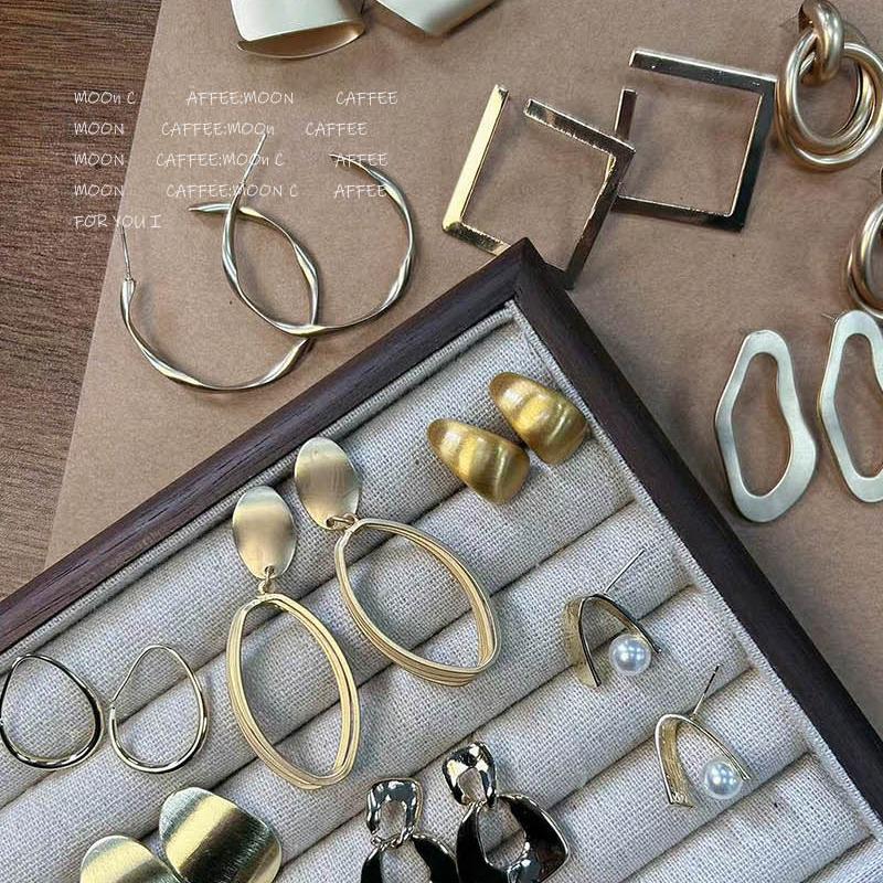 Silver Needle Light Luxury Brushed Metal Square Heart Geometric Stud Earrings for Women - Fashion Ear Jewelry
Silver Needle Light Luxury Brushed Metal Square Heart Geometric Stud Earrings for Women - Fashion Ear Jewelry