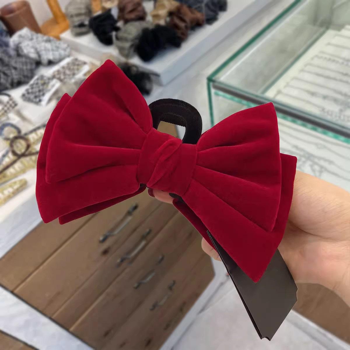 Корейская красная бархатная заколка-бантик - черная
Корейская красная бархатная заколка-бантик - черная