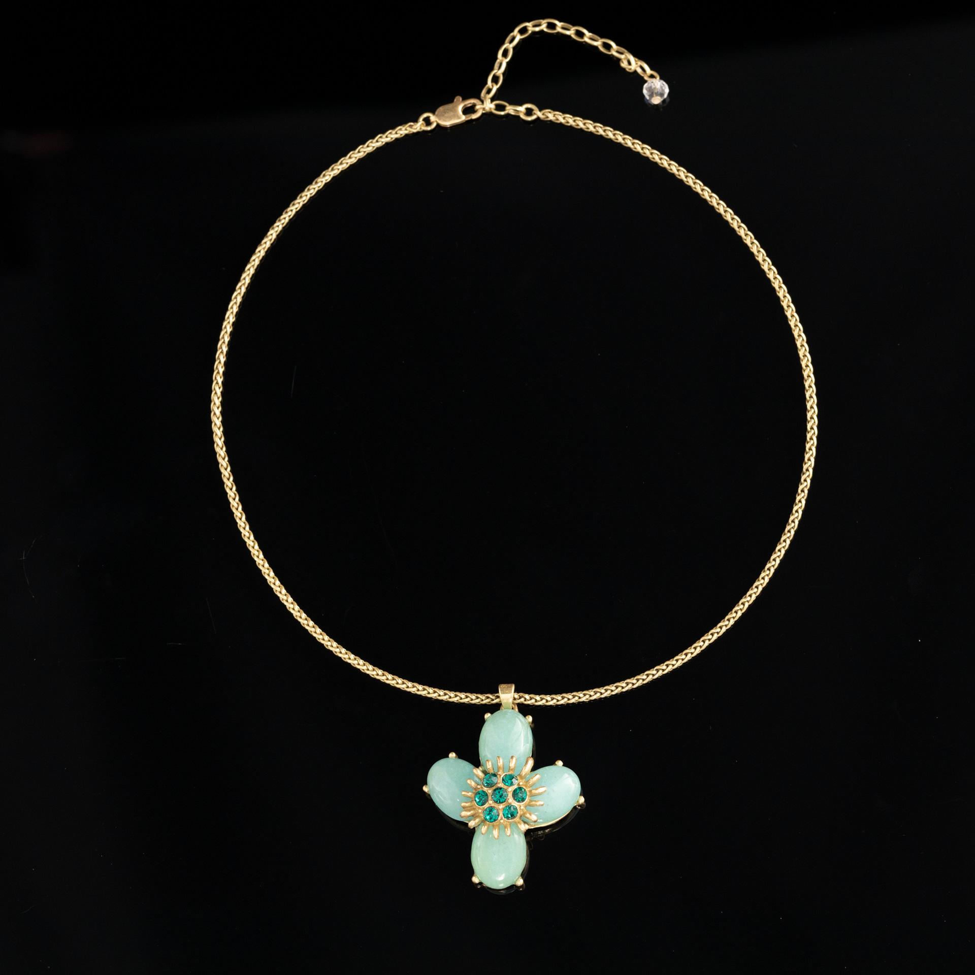 Medieval Four-Leaf Clover Natural Stone Pendant, Neck Chain, High-End Niche Designer, Female Retro Necklace Accessories, Winter
Medieval Four-Leaf Clover Natural Stone Pendant, Neck Chain, High-End Niche Designer, Female Retro Necklace Accessories, Winter