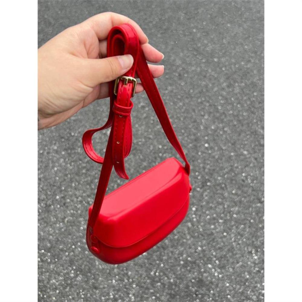 Niche spring and summer bag women s 2025 new retro red saddle bag fashionable and versatile one-shoulder crossbody small square bag червоний
Niche spring and summer bag women s 2025 new retro red saddle bag fashionable and versatile one-shoulder crossbody small square bag червоний