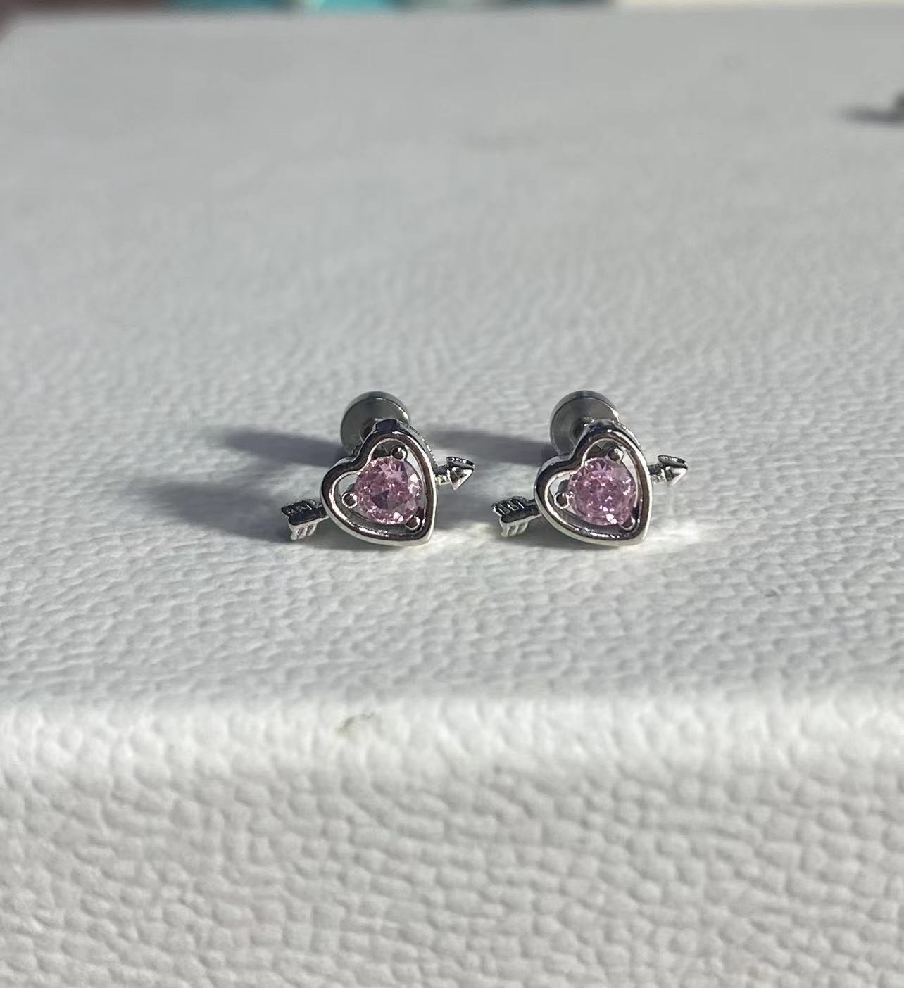 Love zircon stud earrings, advanced sense, exquisite and small earrings, temperament, niche cold wind, simple women s earrings, earclips. рожевий
Love zircon stud earrings, advanced sense, exquisite and small earrings, temperament, niche cold wind, simple women s earrings, earclips. рожевий