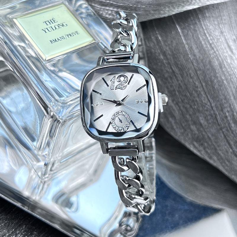 Classic Square Chain Watch Women s Hollow Bracelet Quartz Watch Niche Light Luxury Watch срібний
Classic Square Chain Watch Women s Hollow Bracelet Quartz Watch Niche Light Luxury Watch срібний