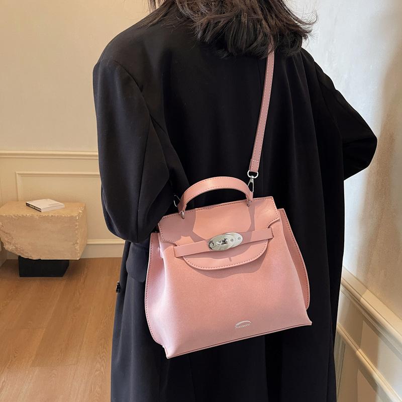 Bags Women s Autumn and Winter Handbags 2025 New Fashion Frosted Platinum Bags Niche Premium Shoulder Messenger Bags 27*10*22 розовый
Bags Women s Autumn and Winter Handbags 2025 New Fashion Frosted Platinum Bags Niche Premium Shoulder Messenger Bags 27*10*22 розовый