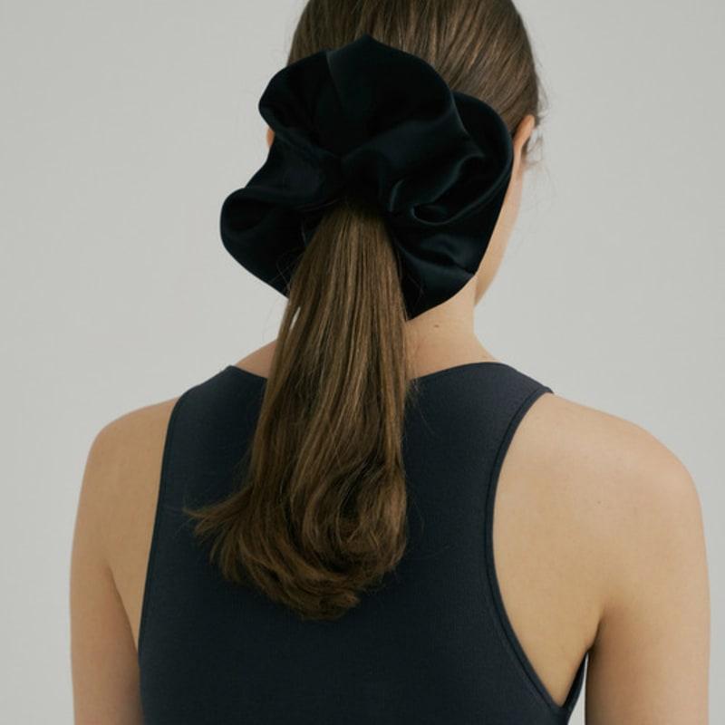 AVVINA PELLE Шелковая резинка для волос (L) - черный Black
AVVINA PELLE Шелковая резинка для волос (L) - черный Black