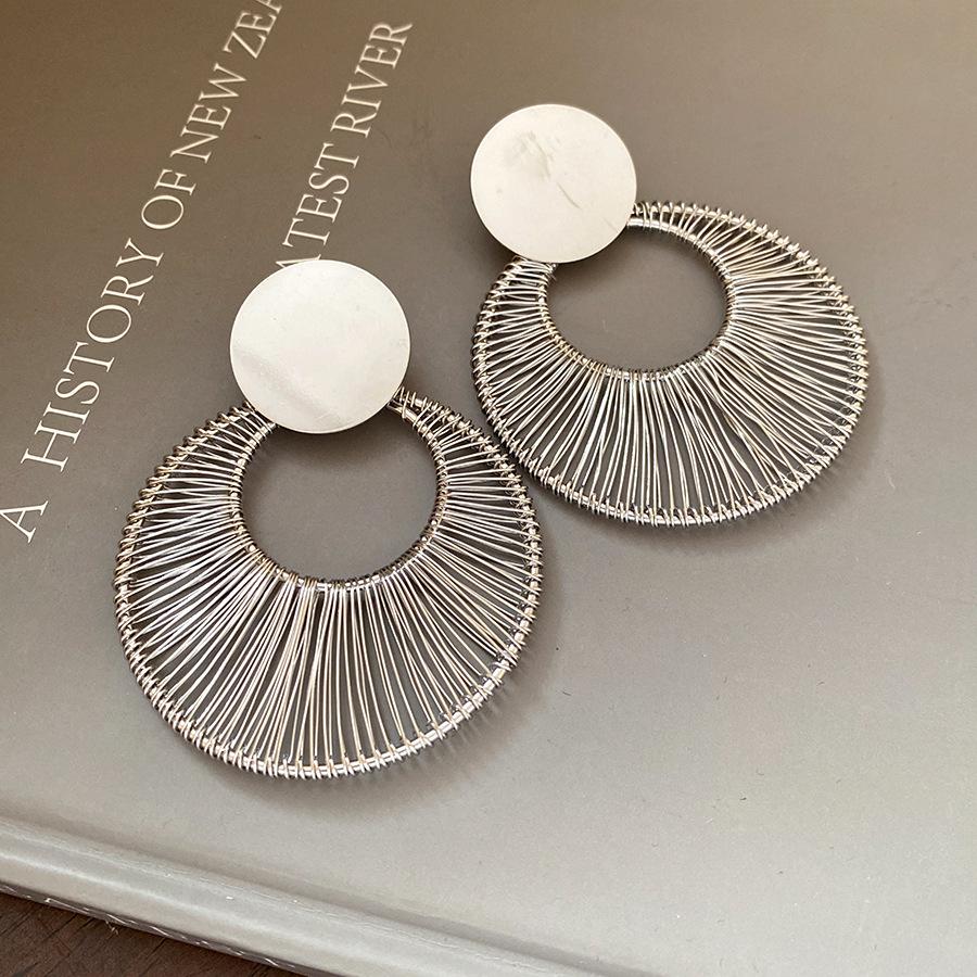 European and American silver needle round hollow pendant earrings light luxury high-end earrings fashion versatile earrings design sense niche
European and American silver needle round hollow pendant earrings light luxury high-end earrings fashion versatile earrings design sense niche