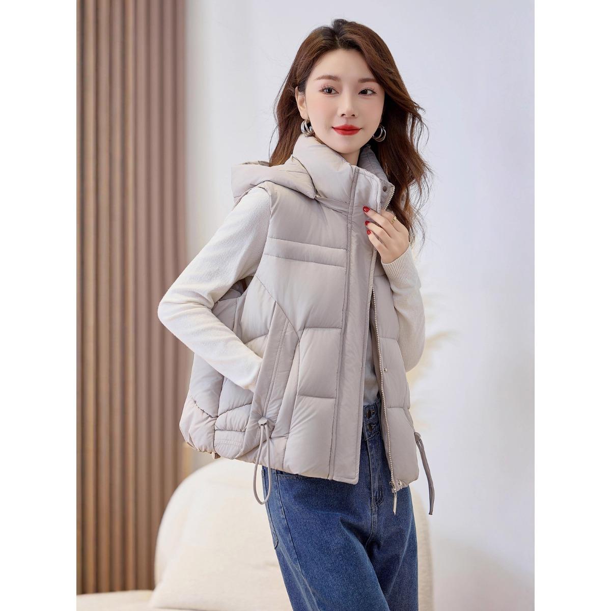 Autumn and winter women s lightweight sleeveless undershirt jacket stand-up collar removable hooded thickened warm sports and leisure loose jacket S сірий колір
Autumn and winter women s lightweight sleeveless undershirt jacket stand-up collar removable hooded thickened warm sports and leisure loose jacket S сірий колір