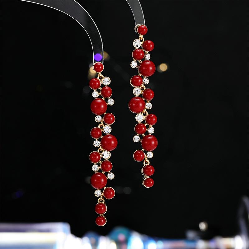 Серьги в стиле ретро красного цвета на Новый год в китайском стиле, длинные, выразительные, с тонкими гвоздиками, преувеличенно простые и универсальные серьги с жемчугом.
Серьги в стиле ретро красного цвета на Новый год в китайском стиле, длинные, выразительные, с тонкими гвоздиками, преувеличенно простые и универсальные серьги с жемчугом.