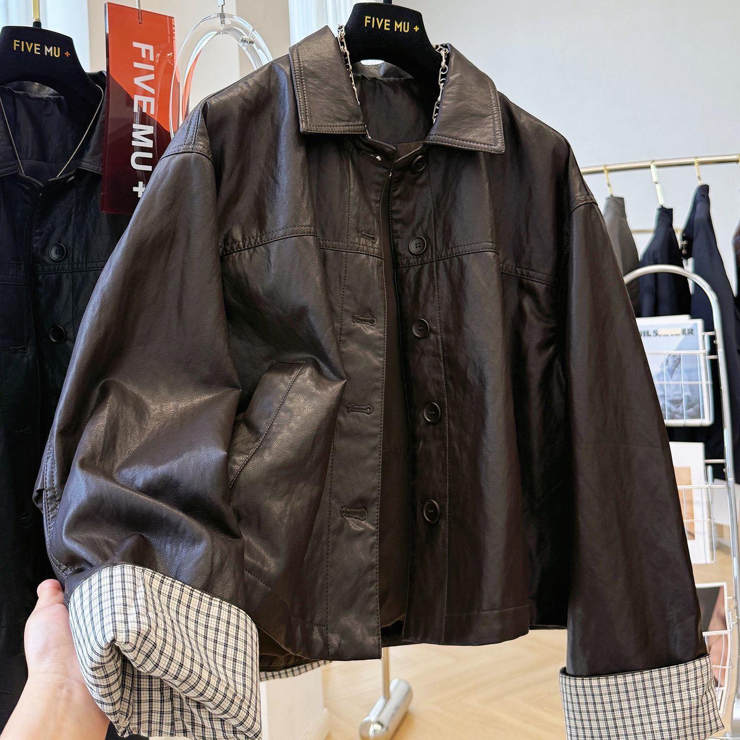 Женская куртка маленького размера из искусственной кожи в корейском стиле 2025 года - Осеннее повседневное короткое пальто с лацканами M: 96-110 lbs кофейный
Женская куртка маленького размера из искусственной кожи в корейском стиле 2025 года - Осеннее повседневное короткое пальто с лацканами M: 96-110 lbs кофейный