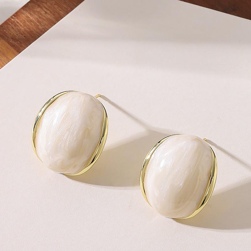 Versatile Fashion Personality Design Sense Small Exquisite Enamel Oil Drip Earrings Earrings Light Luxury Premium Commuter Earrings белый
Versatile Fashion Personality Design Sense Small Exquisite Enamel Oil Drip Earrings Earrings Light Luxury Premium Commuter Earrings белый
